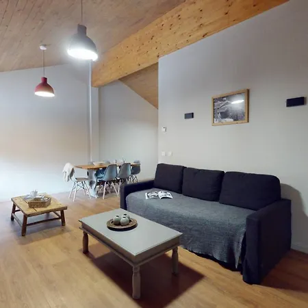 6-person With Pool Apartment